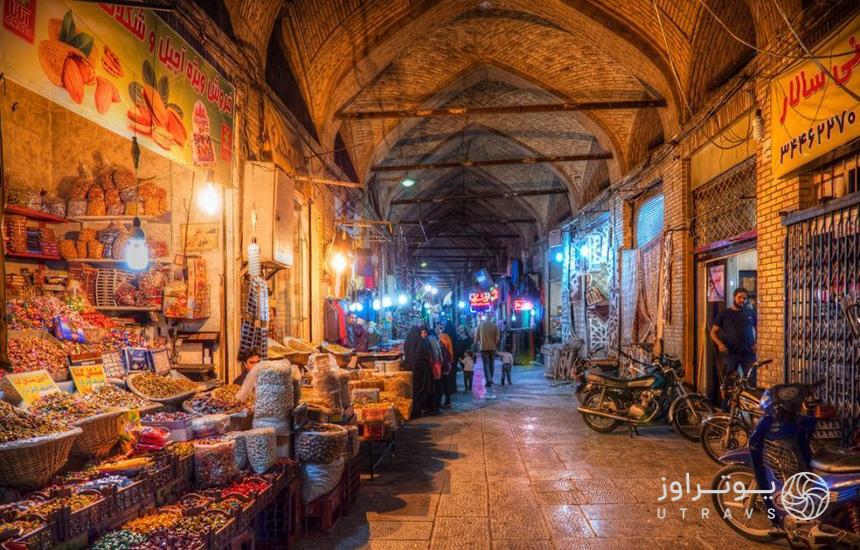 یک بازار قدیمی و سرپوشیده در اصفهان که حجره فروش آجیل و خواروبار در ابتدای آن دیده می‌شود. 
